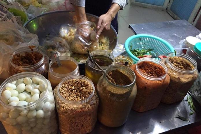 Người Sài Gòn vây quanh mua bánh tráng trộn của ông chủ 'nghệ sĩ cực chất'