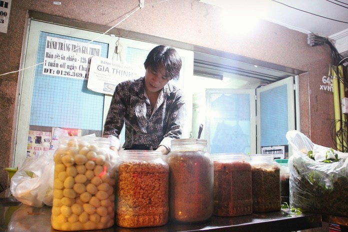 Người Sài Gòn vây quanh mua bánh tráng trộn của ông chủ 'nghệ sĩ cực chất'