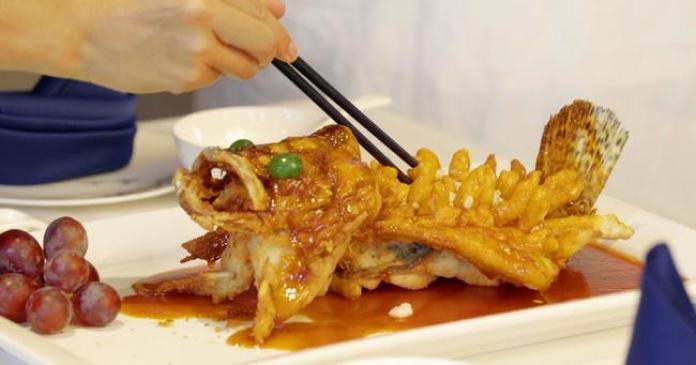 Nhà hàng nổi tiếng Trung Quốc chia sẻ công thức 200 năm tuổi cho món cá chiên giòn chua ngọt - món ăn đầu bảng trong tứ đại trường phái ẩm thực Trung Hoa