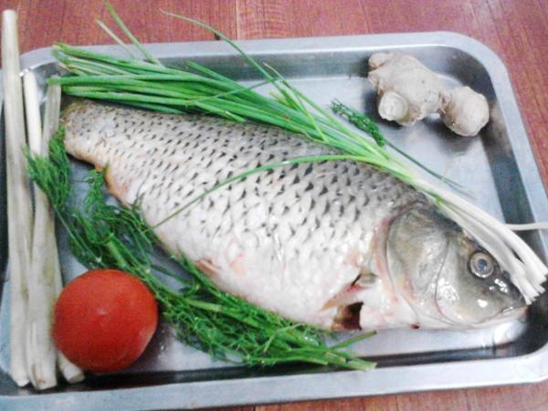 Nhiều người quen ướp gia vị khi hấp cá nhưng phải cho thứ này vào cá mới thơm ngọt, không bị tanh và khô