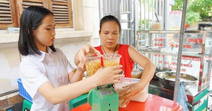Nhờ con gái nhớ món ăn tuổi thơ, mẹ Hà Nội bán chè bưởi thạch găng gây sốt