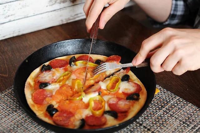 Những cách ăn pizza chuẩn, tránh 'bị quê' chốn đông người