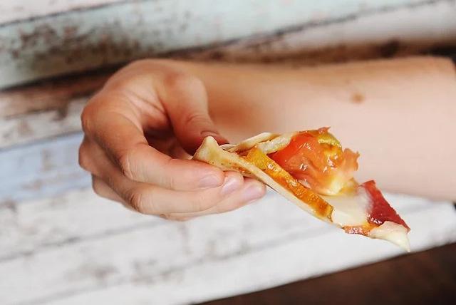 Những cách ăn pizza chuẩn, tránh 'bị quê' chốn đông người