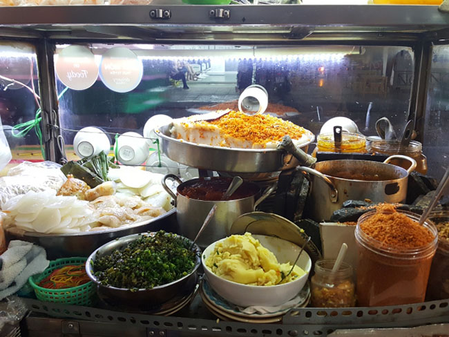 Những món ăn đường phố Huế hút khách giữa lòng Sài Gòn