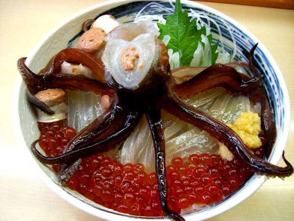 Những món ăn quen thuộc của người Nhật nhưng du khách thì sợ chết khiếp