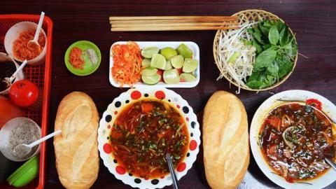 Những quán ăn trong hẻm vừa nhỏ vừa chật nhưng khách vẫn kéo đến nườm nượp ở Sài Gòn