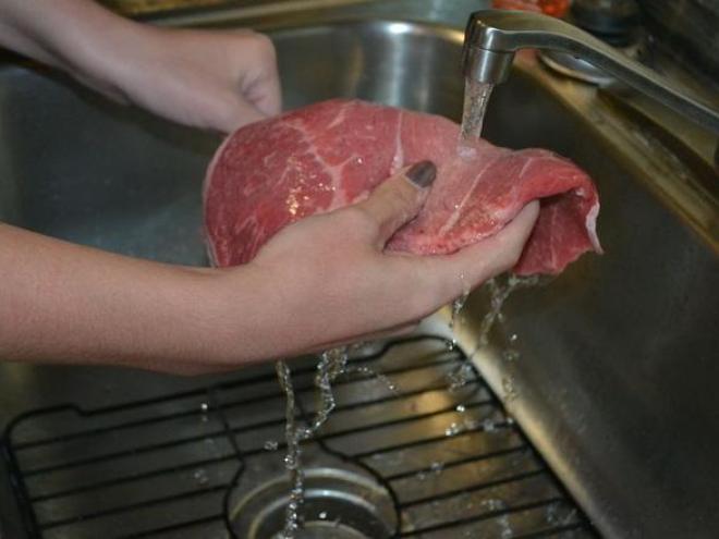Những sai lầm sơ chế thịt có thể gây nguy hiểm đến sức khỏe
