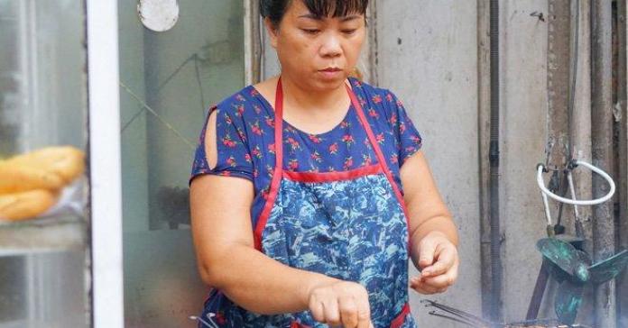 Nối nghề mẹ chồng, con dâu U70 làm bánh mì bơ mật ong nướng mới lạ, khách đến nườm nượp