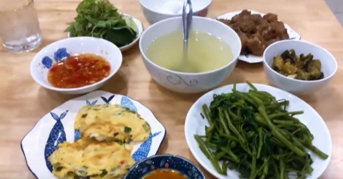 Nữ diễn viên xinh đẹp quê Quảng Ngãi nấu mâm cơm cho 10 người, ai nhìn cũng phát thèm