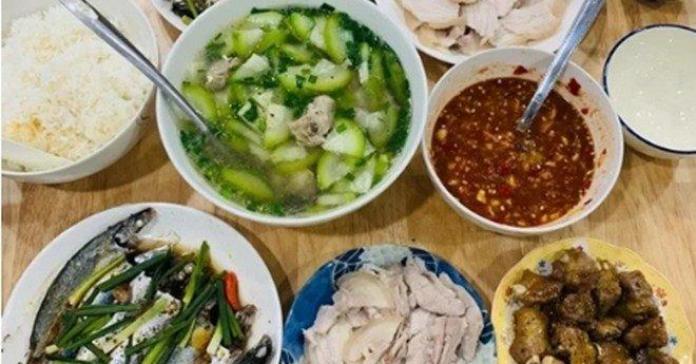 Nữ diễn viên xinh đẹp quê Quảng Ngãi nấu mâm cơm cho 10 người, ai nhìn cũng phát thèm