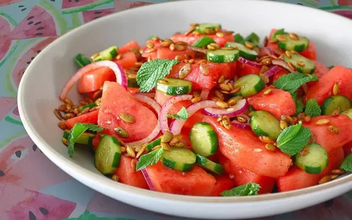 Ở nhà giãn cách mà trót ăn nhiều nặng bụng, chị em hãy làm ngay món salad này để giải ngấy