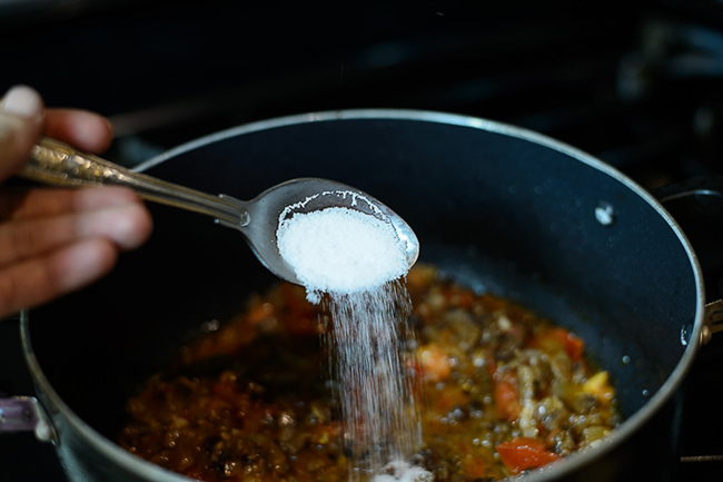 Phải làm gì khi nấu ăn quá mặn? Thêm nước, đường hay bột ngọt?