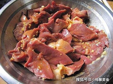 Phần bổ nhất trên con lợn xào với rau cải thành món siêu ngon, bổ dưỡng