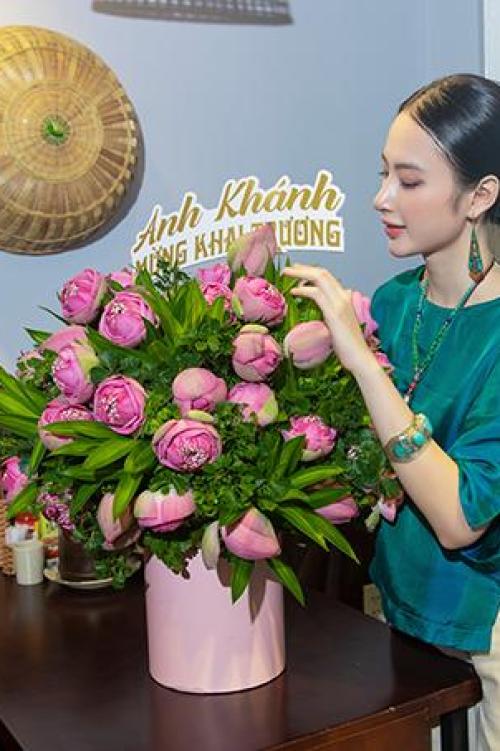 Phong cách mới của cô chủ quán chay Angela Phương Trinh