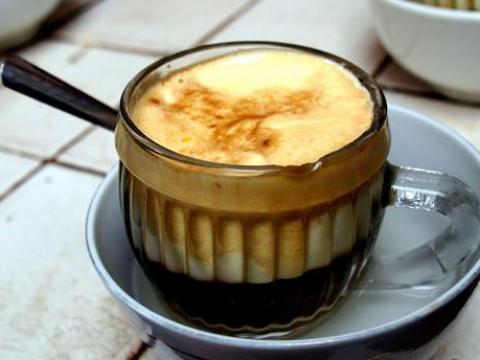 Phóng viên Business Insider: Cà phê trứng Việt Nam rất đặc biệt!