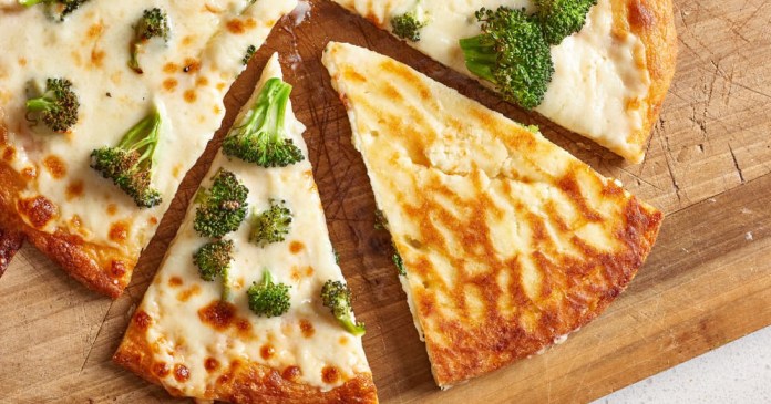 Pizza không tinh bột: Chỉ mất 30 phút chế biến, chị em đã có thể ăn đẫy miệng mà chẳng lo phá vỡ lộ trình ăn kiêng!
