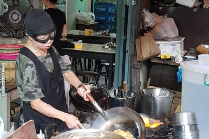 Quán ăn bình dân được gắn sao Michelin ở Bangkok của 'chị nốt ruồi'
