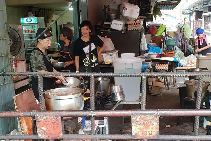 Quán ăn bình dân được gắn sao Michelin ở Bangkok của 'chị nốt ruồi'