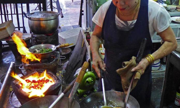 Quán ăn vỉa hè ở Thái Lan đạt sao Michelin có gì đặc biệt?