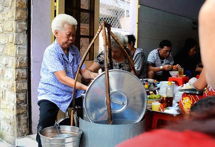 Quán bánh canh muốn ăn phải canh giờ ở Sài Gòn