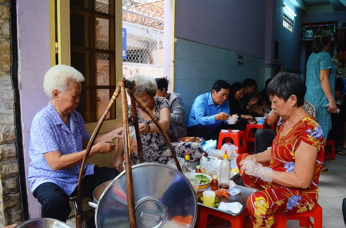 Quán bánh canh muốn ăn phải canh giờ ở Sài Gòn
