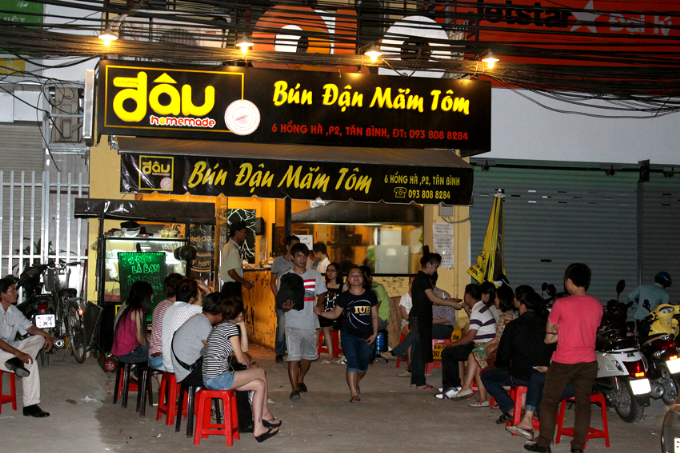 Quán bún đậu Bắc đông khách ở Sài Gòn