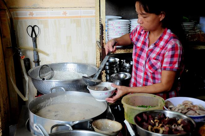 Quán cháo mực bình dân hơn 20 năm giữa trung tâm Sài Gòn