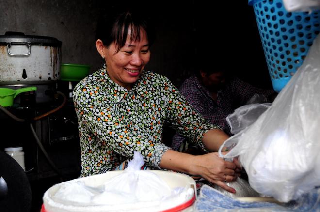 Quán cơm trắng Sài Gòn mỗi ngày nấu nửa tấn gạo