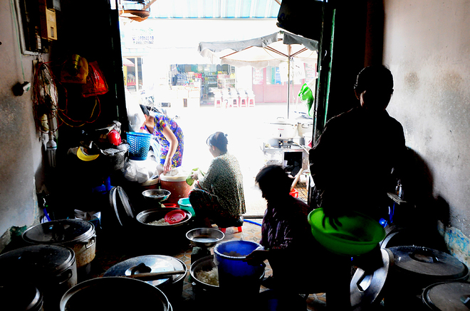 Quán cơm trắng Sài Gòn mỗi ngày nấu nửa tấn gạo