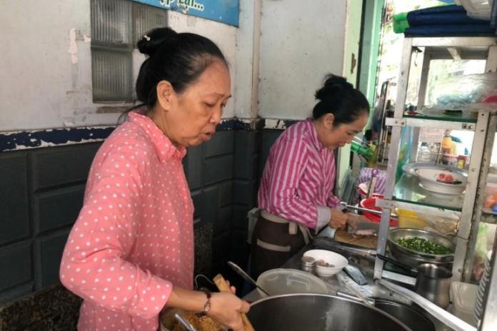 Quán hủ tiếu không tên giữa Sài Gòn, 20 năm khách vẫn nườm nượp do bán 'vì đam mê'