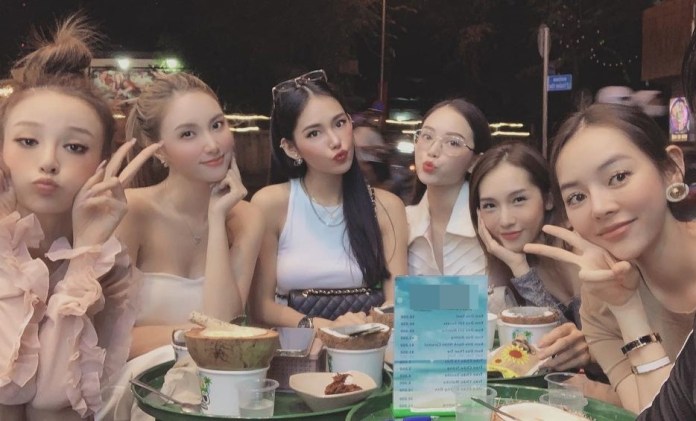Quán kem Linh Rin tụ tập cùng hội bạn hot girl