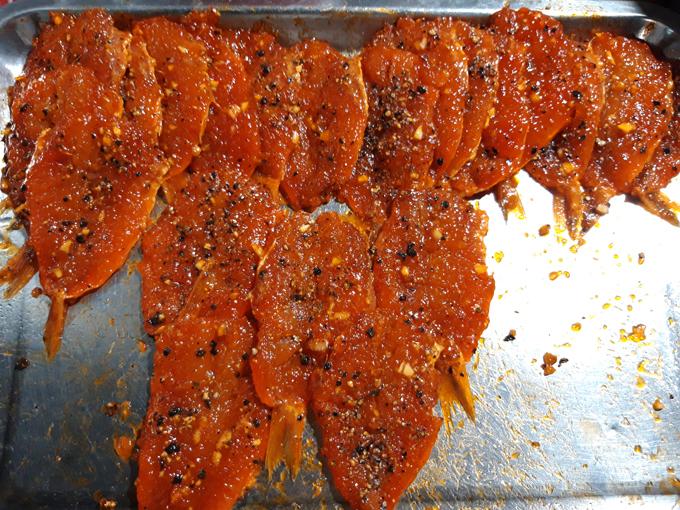 Quán khô cá đỏ nướng - điểm tụ tập quen thuộc của người Hà Tiên mỗi tối
