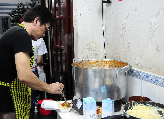 Quán mì spaghetti trong hẻm Sài Gòn của đầu bếp 5 sao