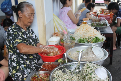 Quán mít trộn 'bà già' 30 năm chưa khi nào vắng khách ở Đà Nẵng
