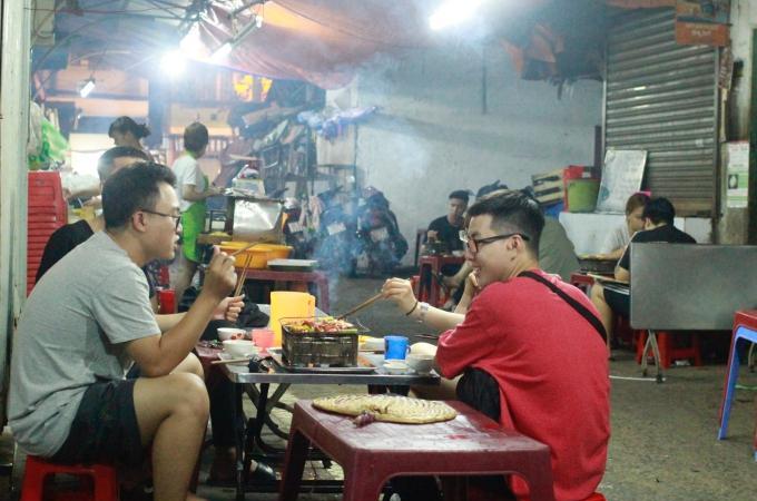 Quán nướng không tên giá rẻ - điểm hẹn của giới trẻ Sài Gòn