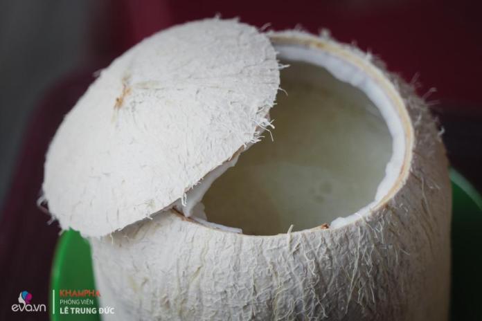 Quán thạch dừa của mẹ Hà Thành hơn 60 tuổi khởi nghiệp, thời đắt hàng bán nghìn quả/ngày