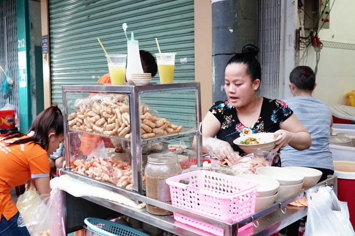 Quán vỉa hè Sài Gòn bán gần 1.000 tô bánh canh cua mỗi ngày