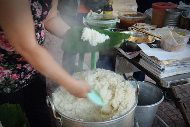 Quán xôi cay vỉa hè Sài Gòn mỗi ngày nấu 40 kg nếp