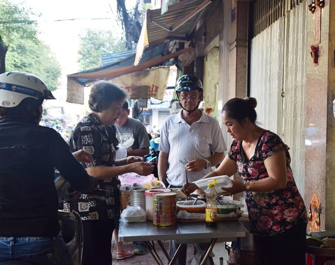 Quán xôi cay vỉa hè Sài Gòn mỗi ngày nấu 40 kg nếp