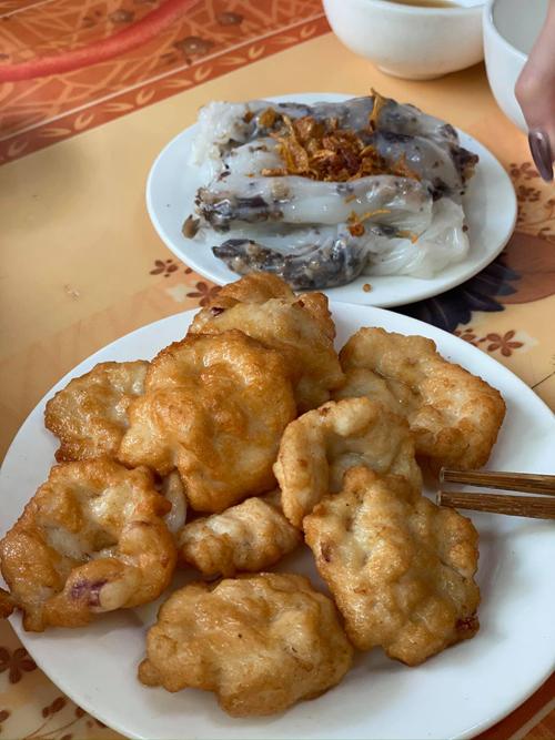 Quang Vinh ăn từ sáng đến tối ở Hải Phòng