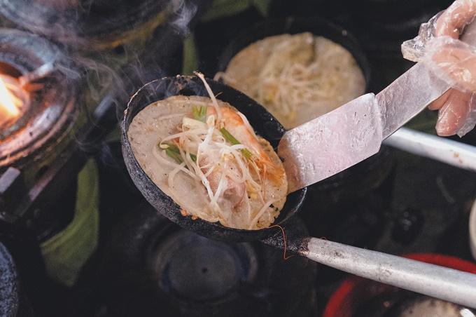 Quang Vinh tự đi chợ lựa cá, ăn bánh khoái ở Huế