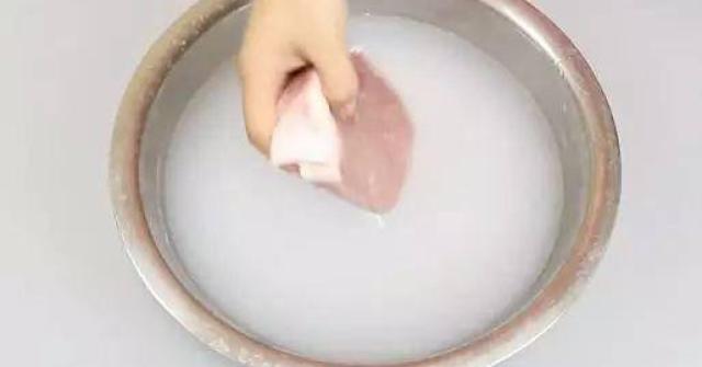 Rửa thịt lợn với nước càng rửa càng bẩn, dùng thứ này đảm bảo sạch bong, tha hồ chế biến