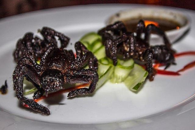 “Rùng mình” nhện độc chiên lại là món ăn vặt phổ biến ở Campuchia