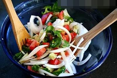 Salad dưa chuột và cà chua tươi mát