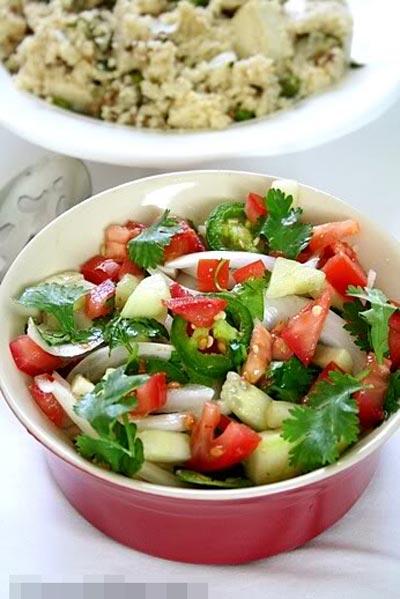 Salad dưa chuột và cà chua tươi mát