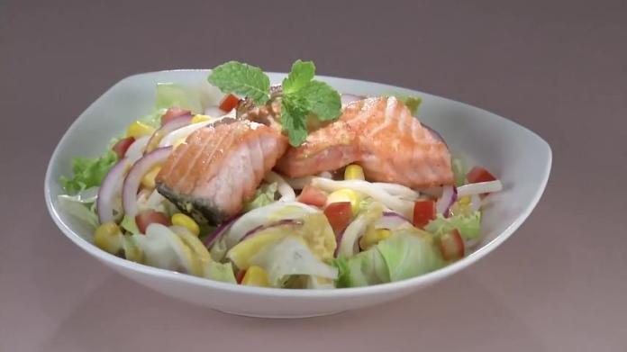 Salad mì Udon cá hồi