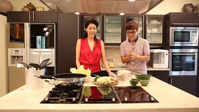 Sao vào bếp: Hoa hậu nhà giàu khoe mâm cơm đạm bạc khiến Mai Phương Thúy 