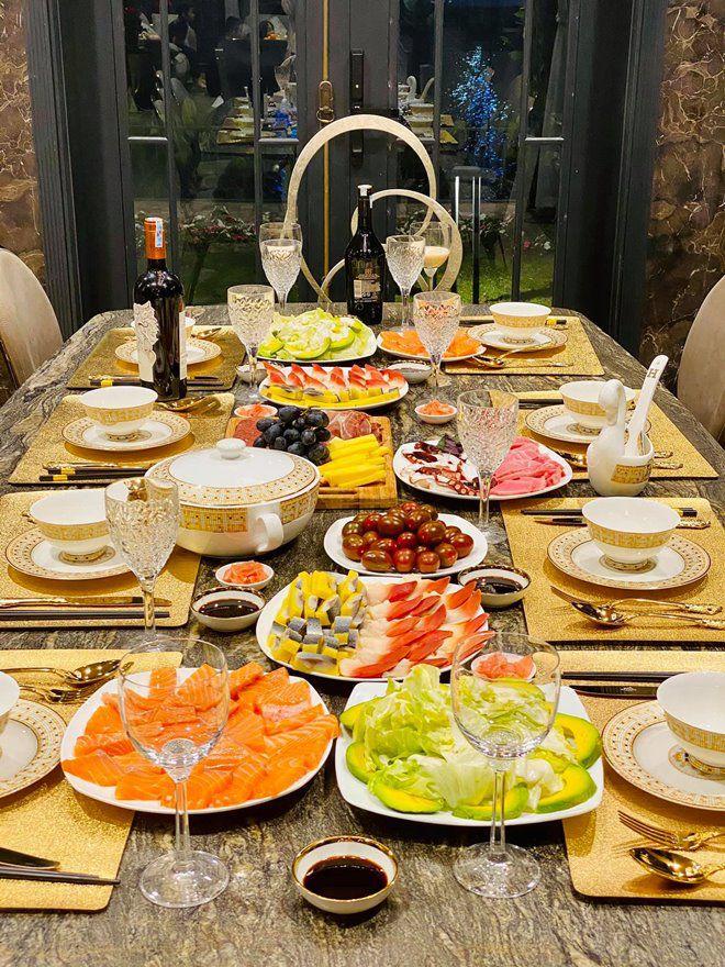 Sao vào bếp: Ở nhà cũng vui, Lã Thanh Huyền bày bàn tiệc sắc màu, Việt Anh liền trêu chọc