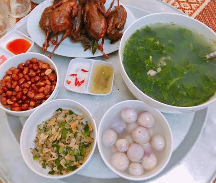 Sống chung với bố mẹ chồng, 9x Quảng Ninh xinh - đảm miệt mài khoe nhiều mâm cơm ngon