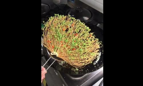 Spaghetti lăn bột tạo hình đuôi công